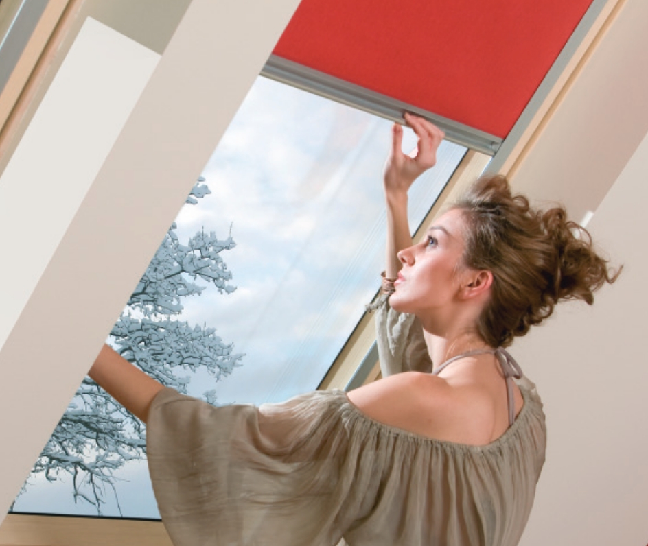 FAKRO Puits de lumière monté sur cadre à ouverture par énergie solaire FVC-S 21 Fakro blinds feature