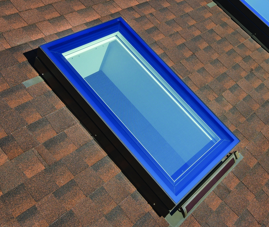 FAKRO Puits de lumière monté sur cadre à ouverture par énergie solaire FVC-S 16 Fakro inifinity glass feature