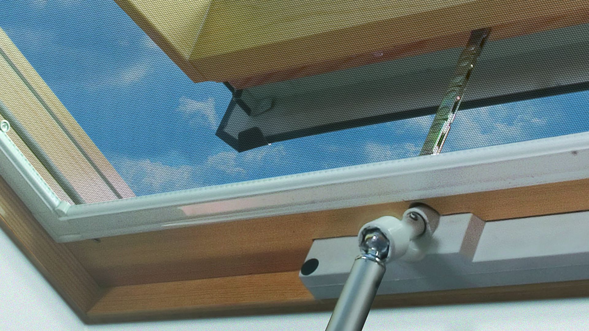 Manual venting skylight hero