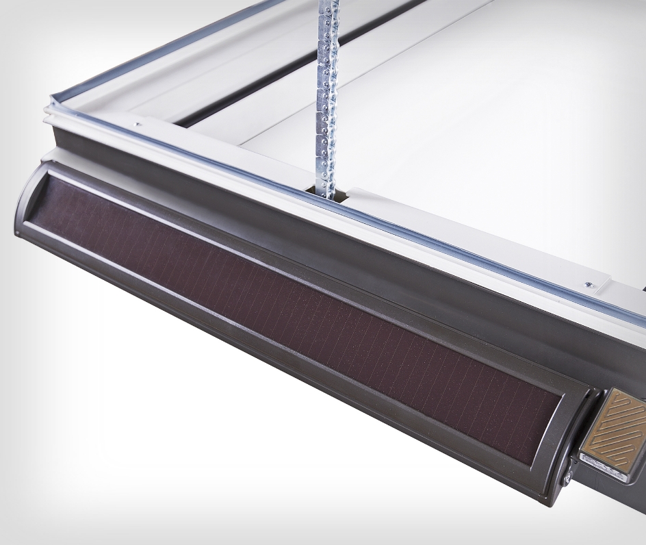 FAKRO Puits de lumière monté sur cadre à ouverture par énergie solaire FVC-S 17 Solar powered venting skylight feature