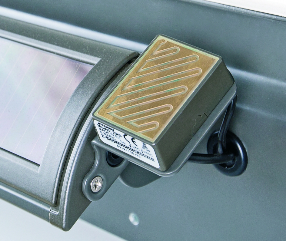 FAKRO Puits de lumière monté sur cadre à ouverture par énergie solaire FVC-S 18 Venting skylight water sensor