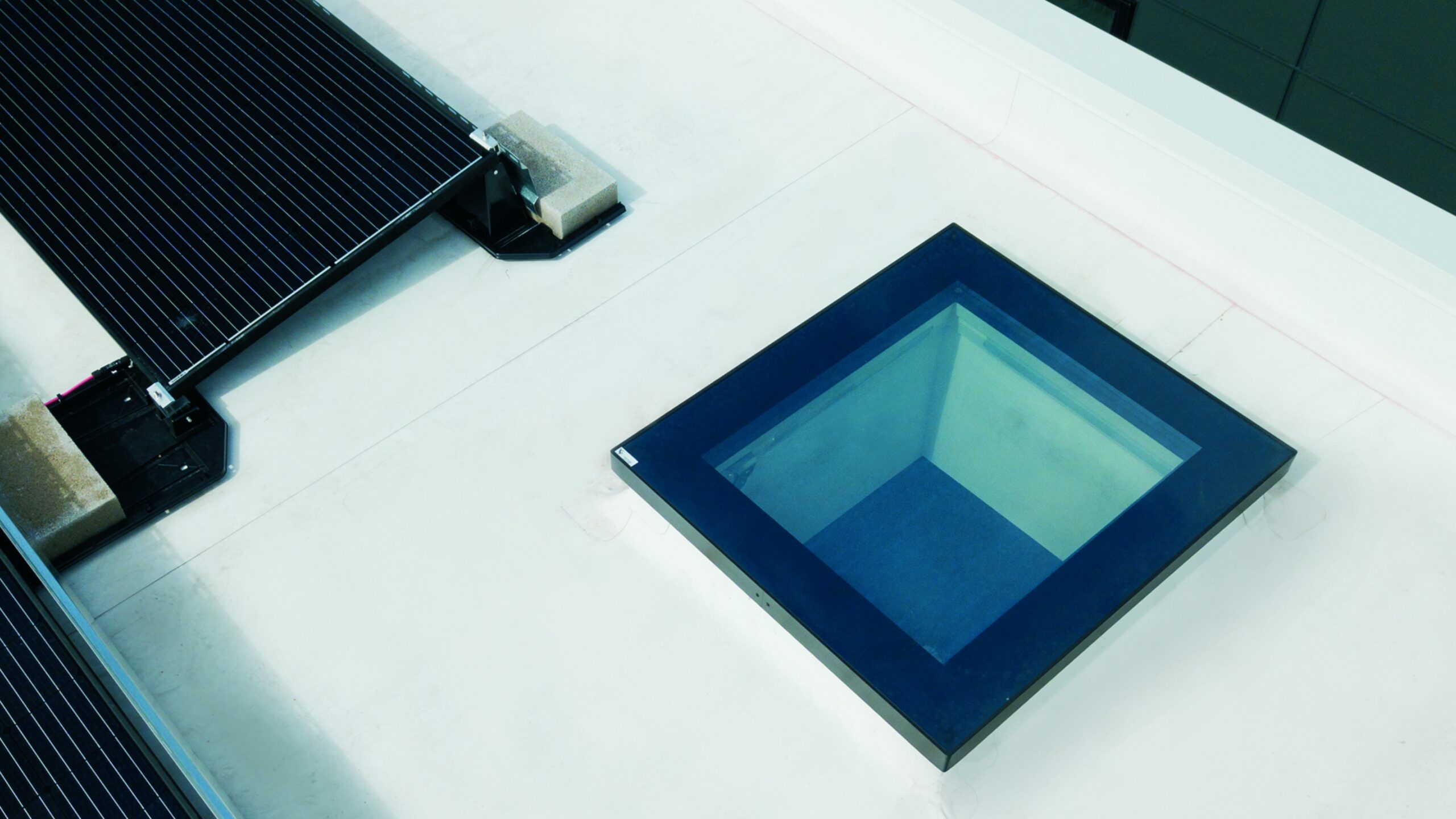 Def solar electric flat roof window