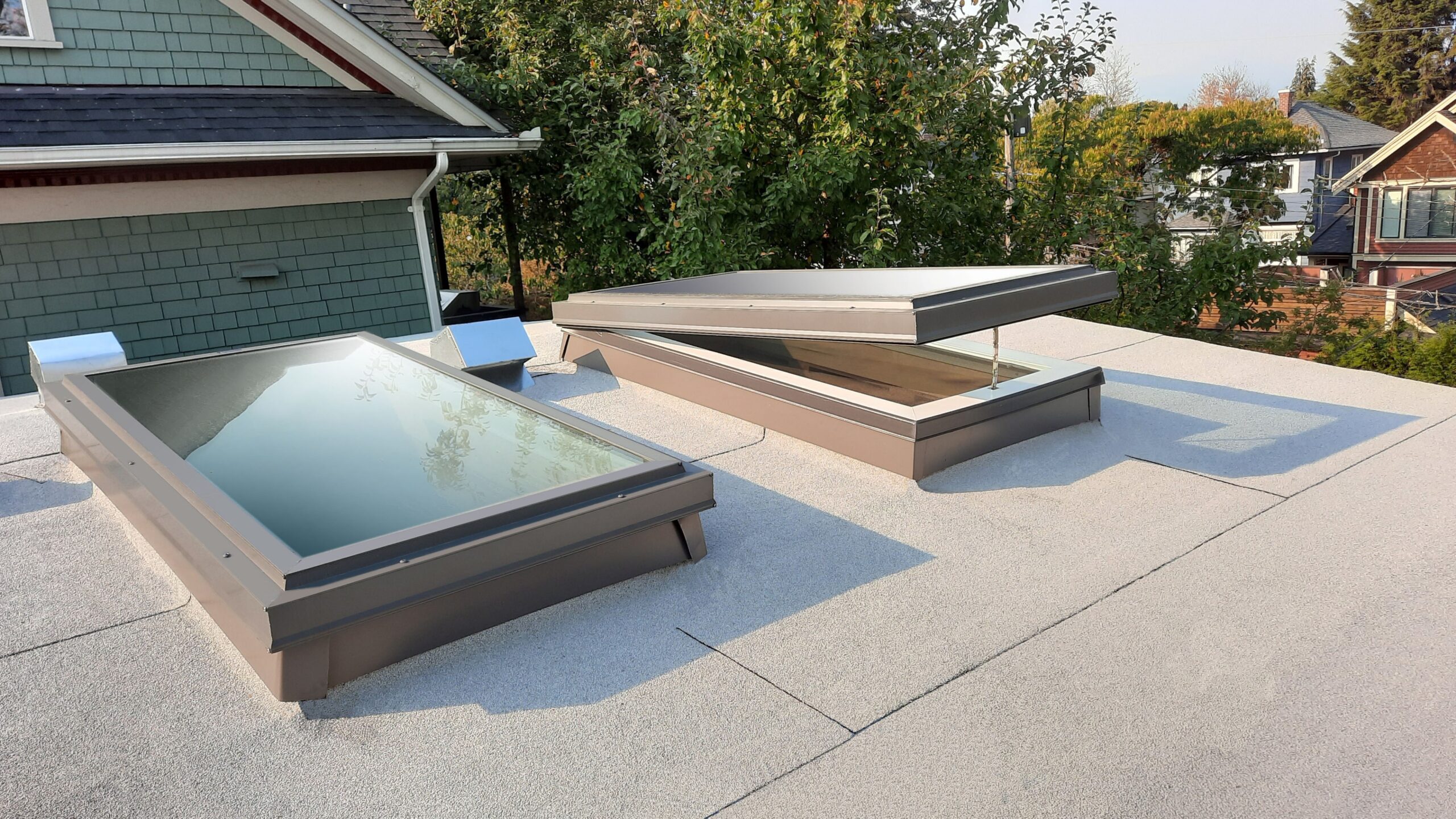 Flat roof skylights open and closed