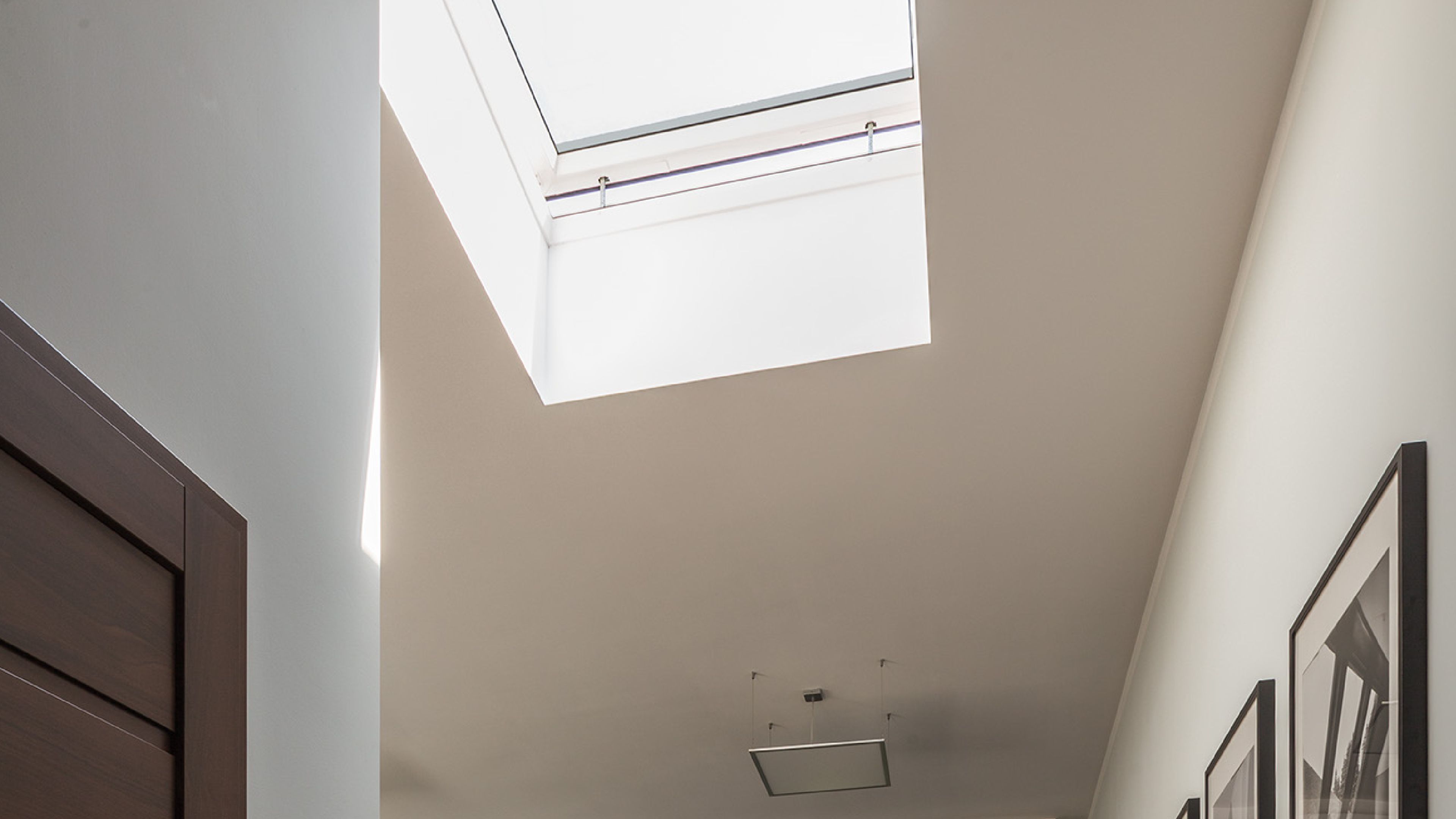 FAKRO DEG - Fenêtre de toit plat (solaire ou électrique) à ventilation, montée sur le toit-terrasse - double vitrage 7 Dxg roof window hallway light hero
